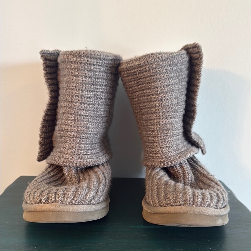 UGG Gray Cable Knit Boots Size 8